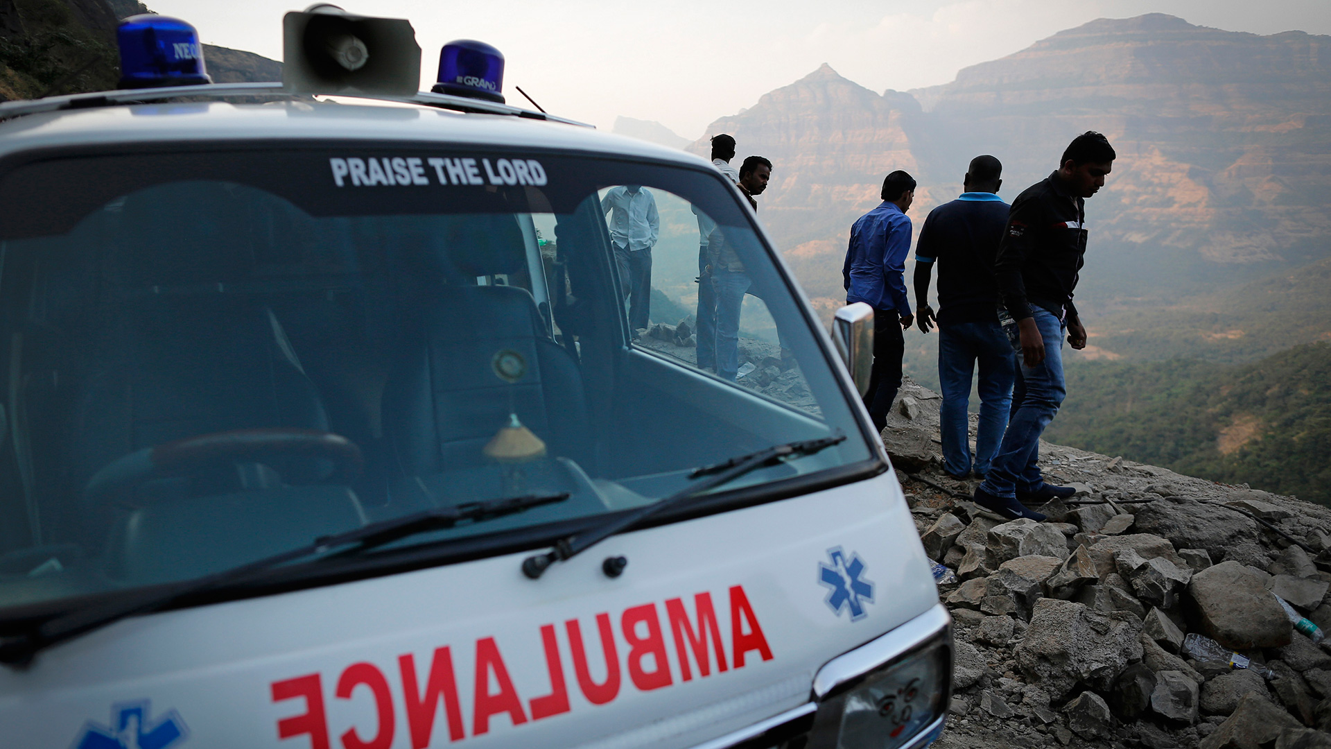 Decenas de fallecidos en un accidente de autocar en India