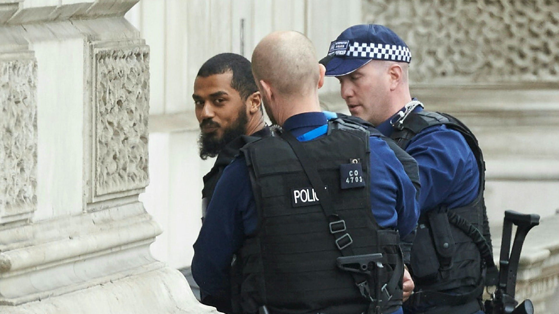 La policía detiene a un hombre armado cerca del Parlamento británico