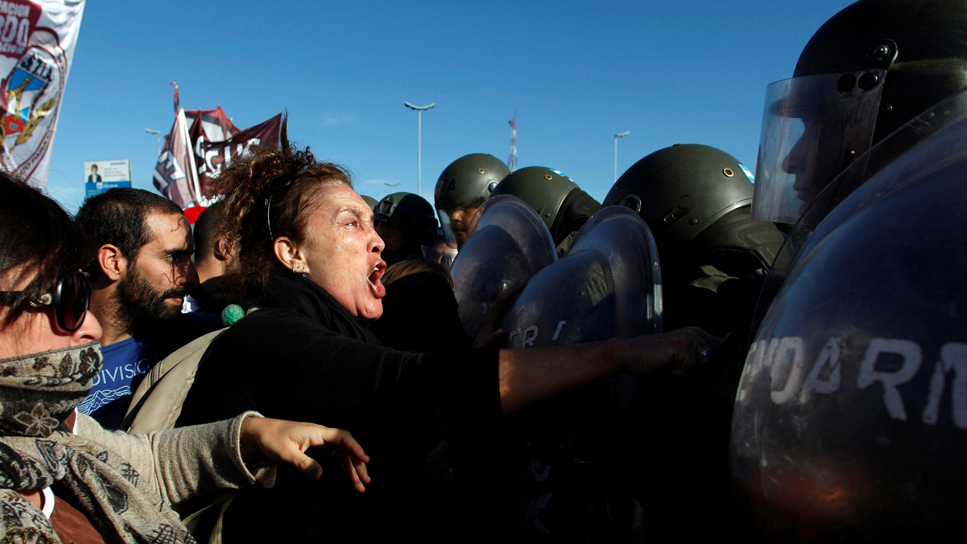 Los enfrentamientos entre policías y huelguistas deja varios heridos en Argentina