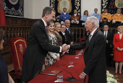 Eduardo Mendoza recibe el Premio Cervantes 2016 a manos del rey Felipe VI