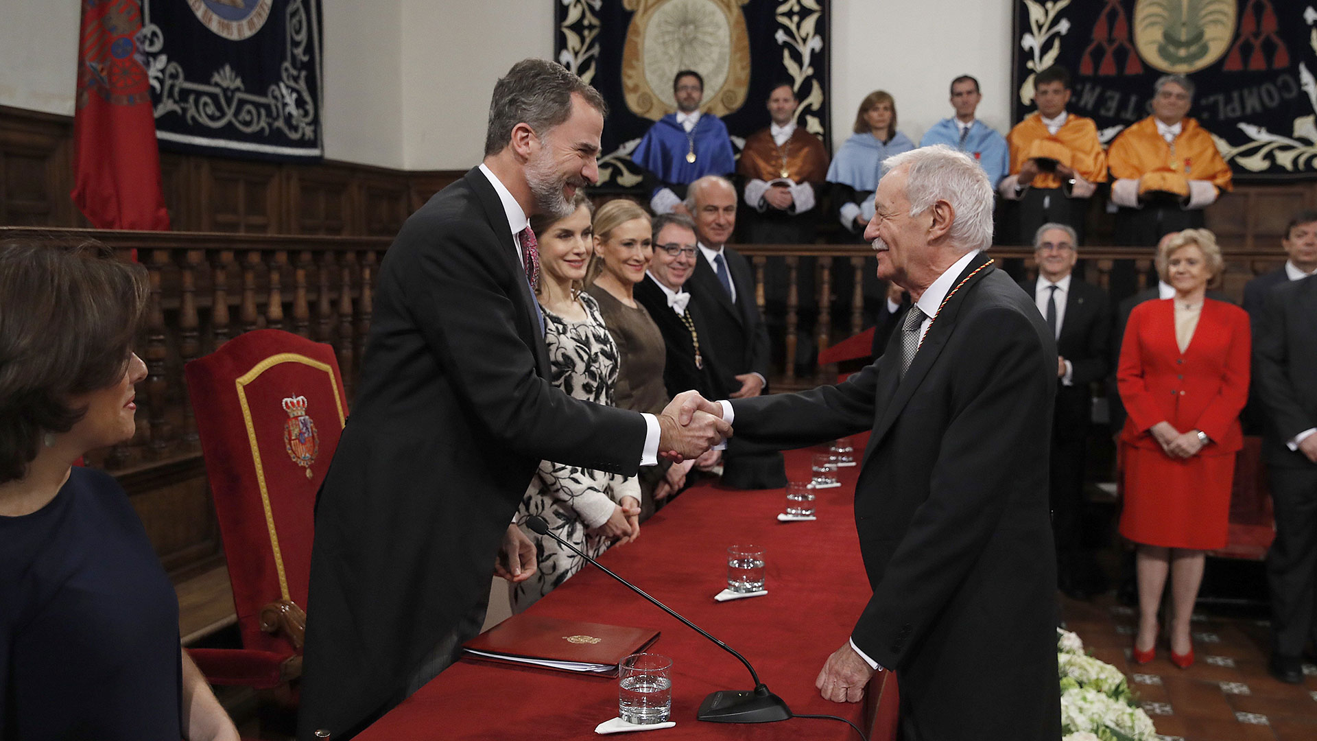 Eduardo Mendoza recibe el Premio Cervantes 2016 a manos del rey Felipe VI