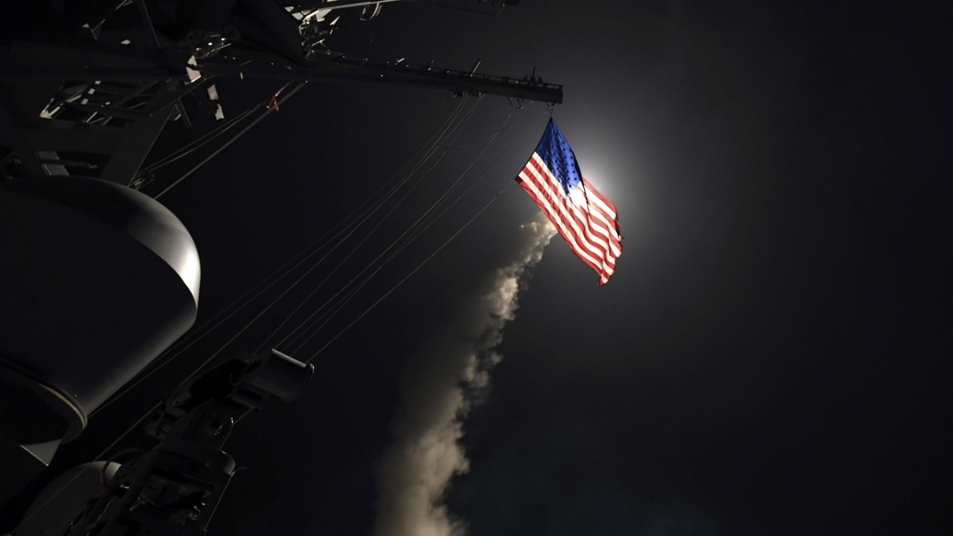 EEUU lanza decenas de misiles contra instalaciones del gobierno sirio