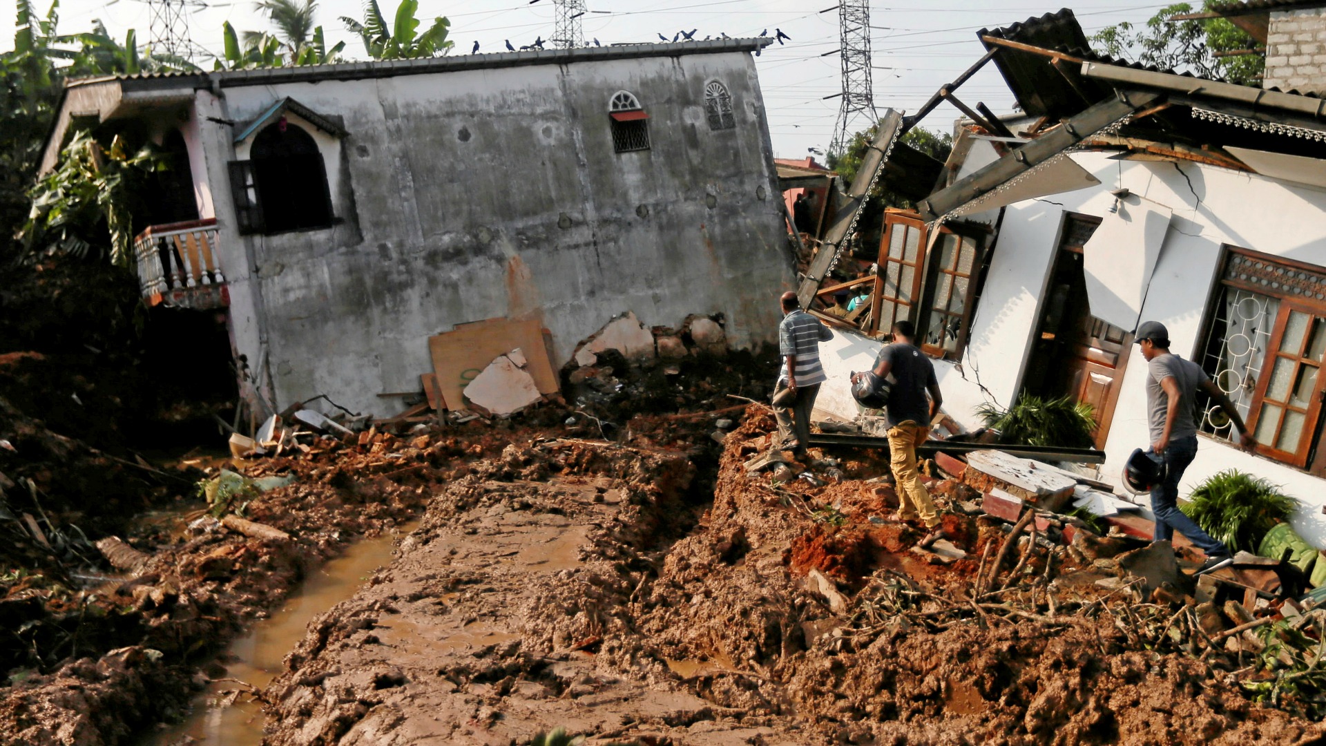El derrumbe de una montaña de desechos deja varios muertos en Sri Lanka