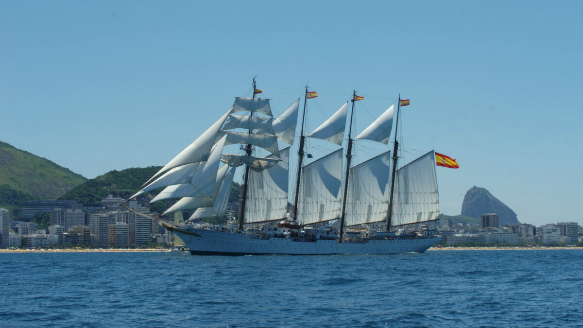 El Juan Sebastián Elcano continúa surcando los mares