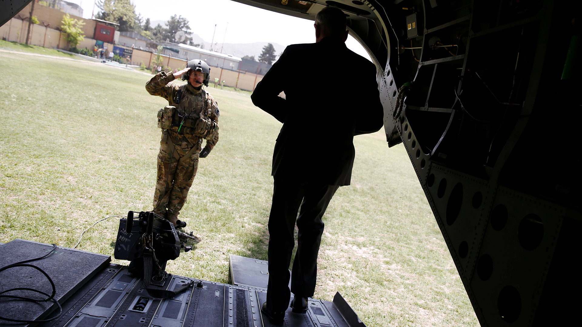 El ministro de Defensa y el jefe del Ejército afganos dimiten tras un ataque a una base