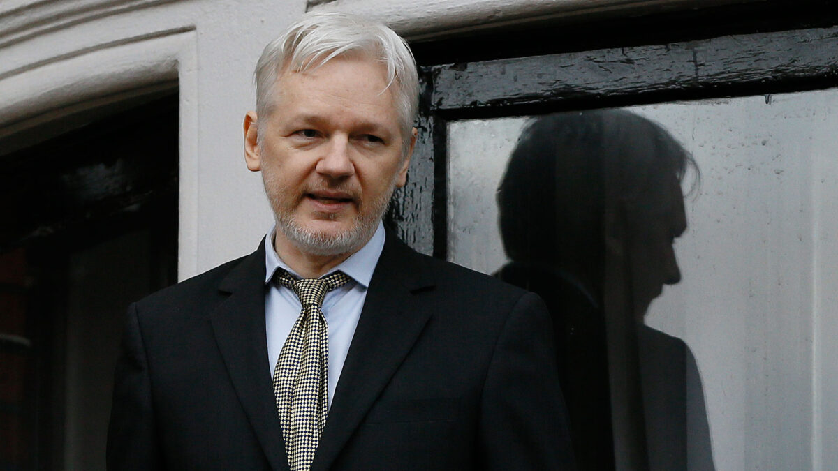 El nuevo presidente de Ecuador advierte a Assange que se mantenga fuera de la política del país