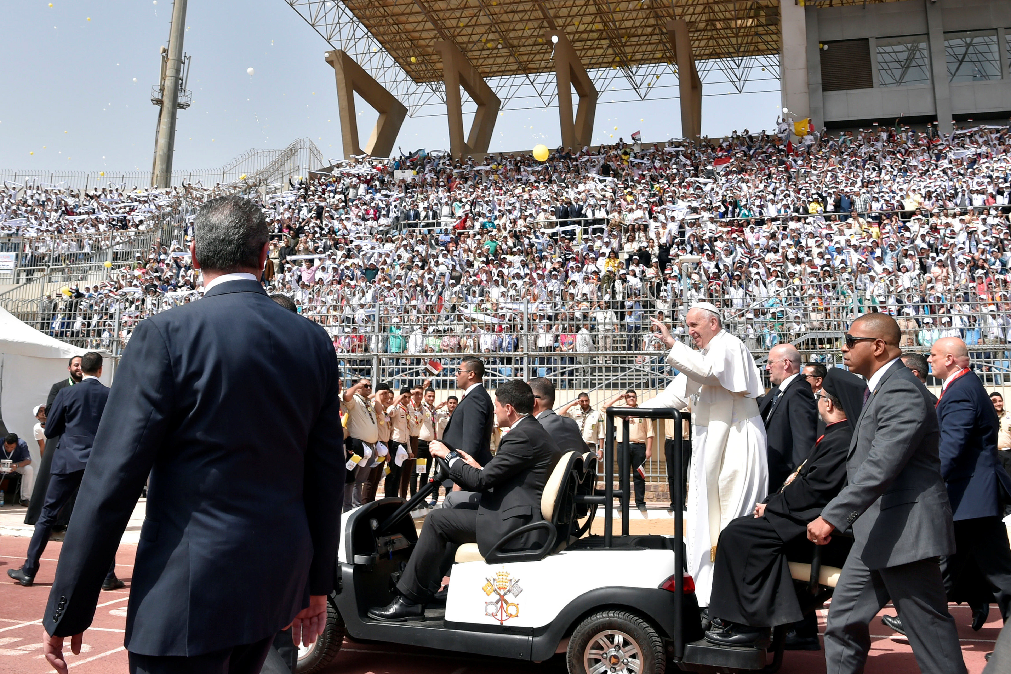 El papa rechaza el "extremismo" en una misa con la minoría católica egipcia 1