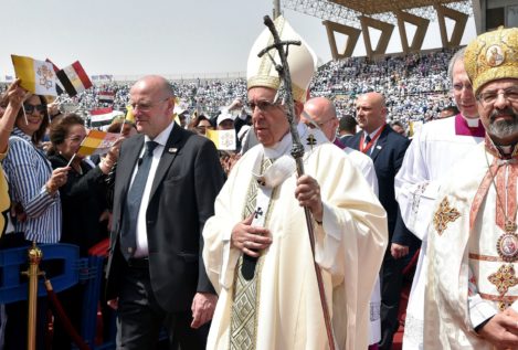 El papa rechaza el "extremismo" en una misa con la minoría católica egipcia