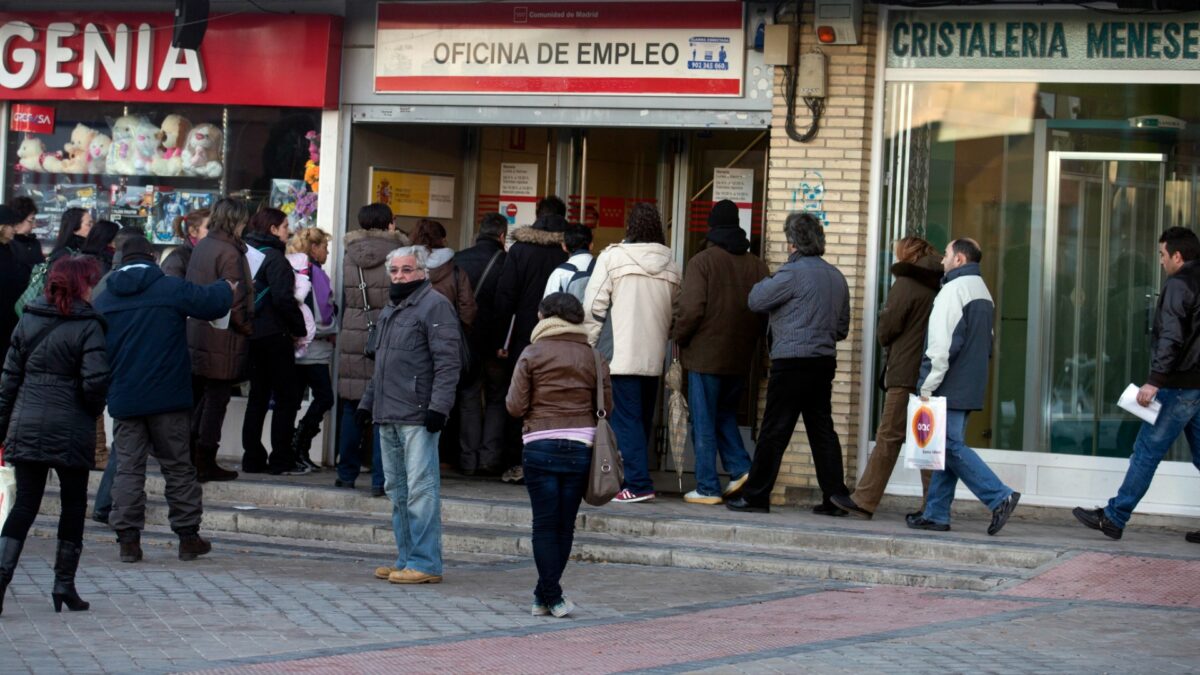 El paro registrado en marzo bajó en 48.559 personas