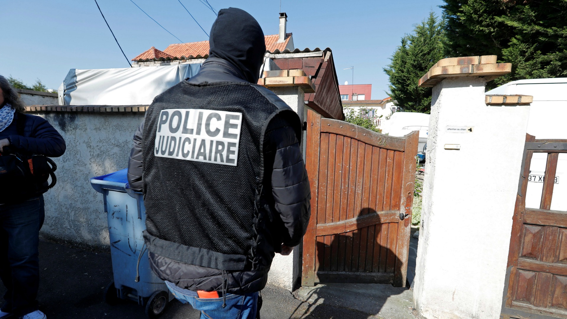 El sospechoso de terrorismo buscado por el atentado en París, se entrega en Amberes