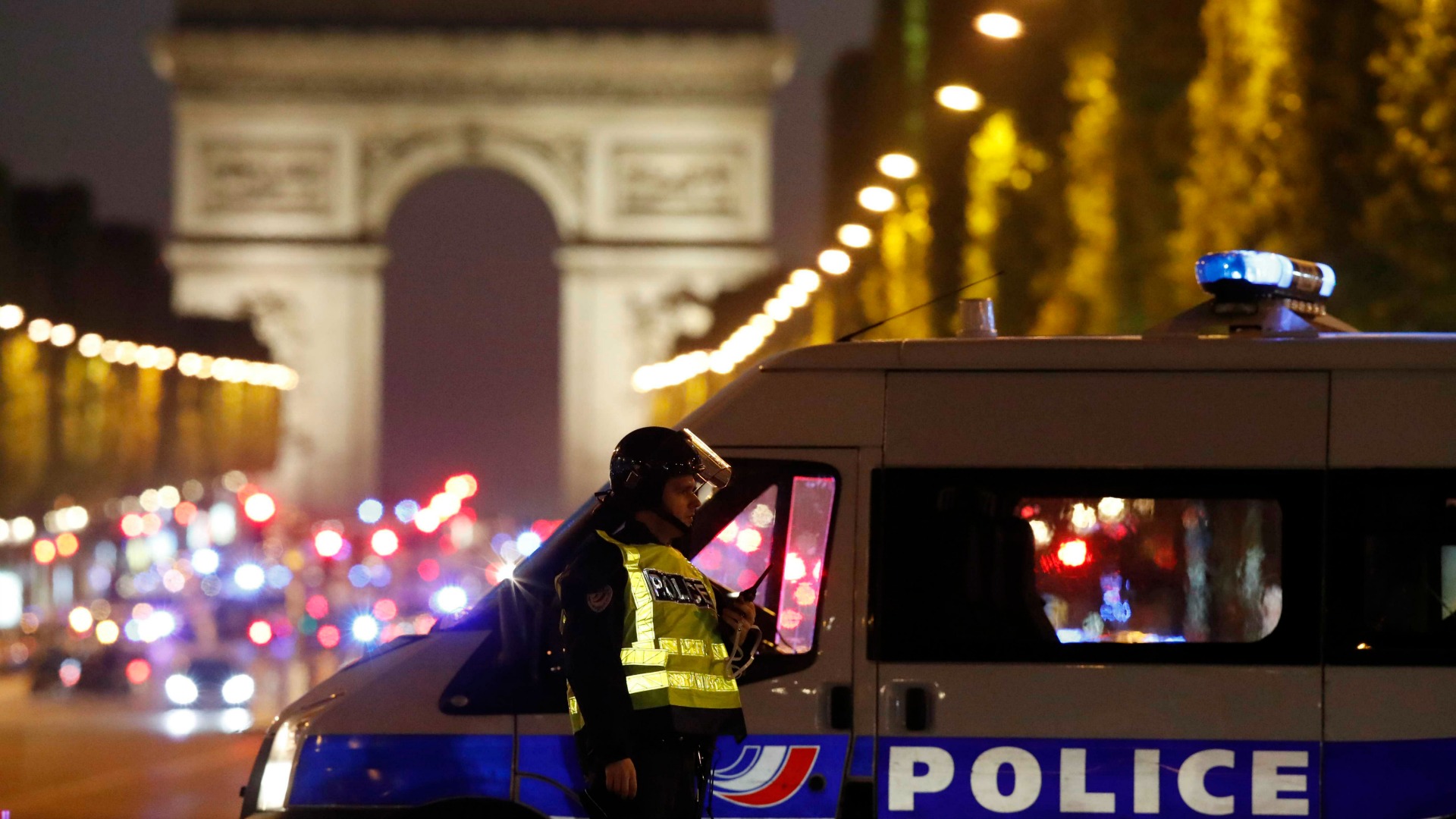 El sospechoso de terrorismo buscado por el atentado en París se entrega en Amberes