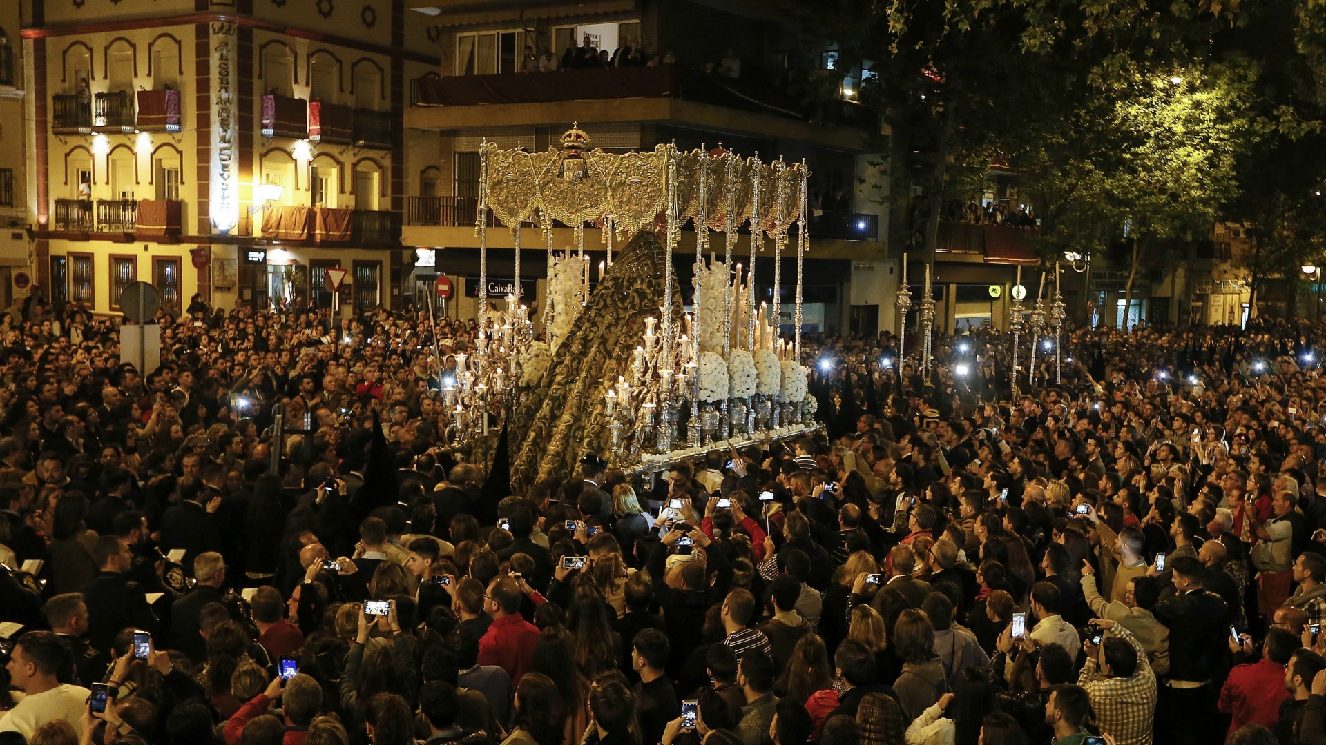Escenas de pánico en las procesiones de Viernes Santo de Sevilla
