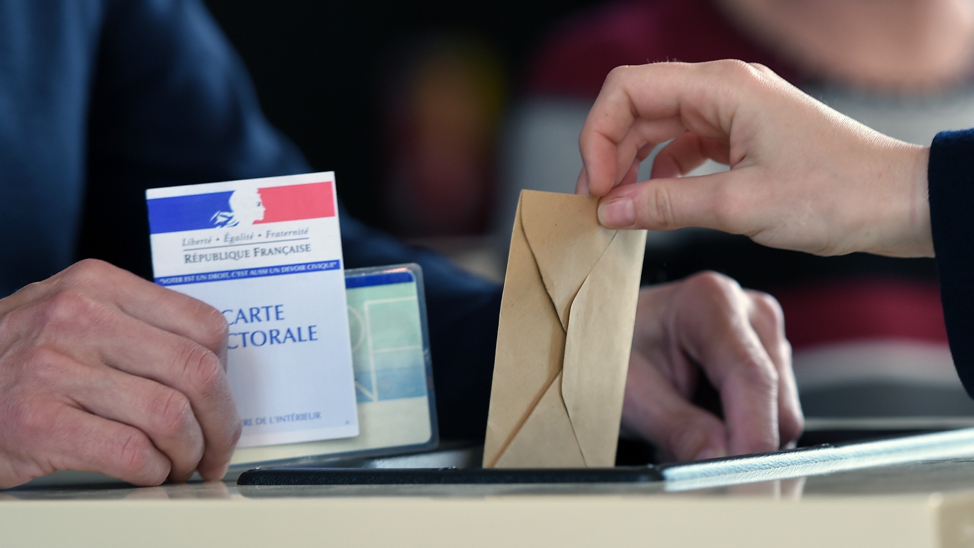 Francia decide su futuro en la primera vuelta de las elecciones presidenciales