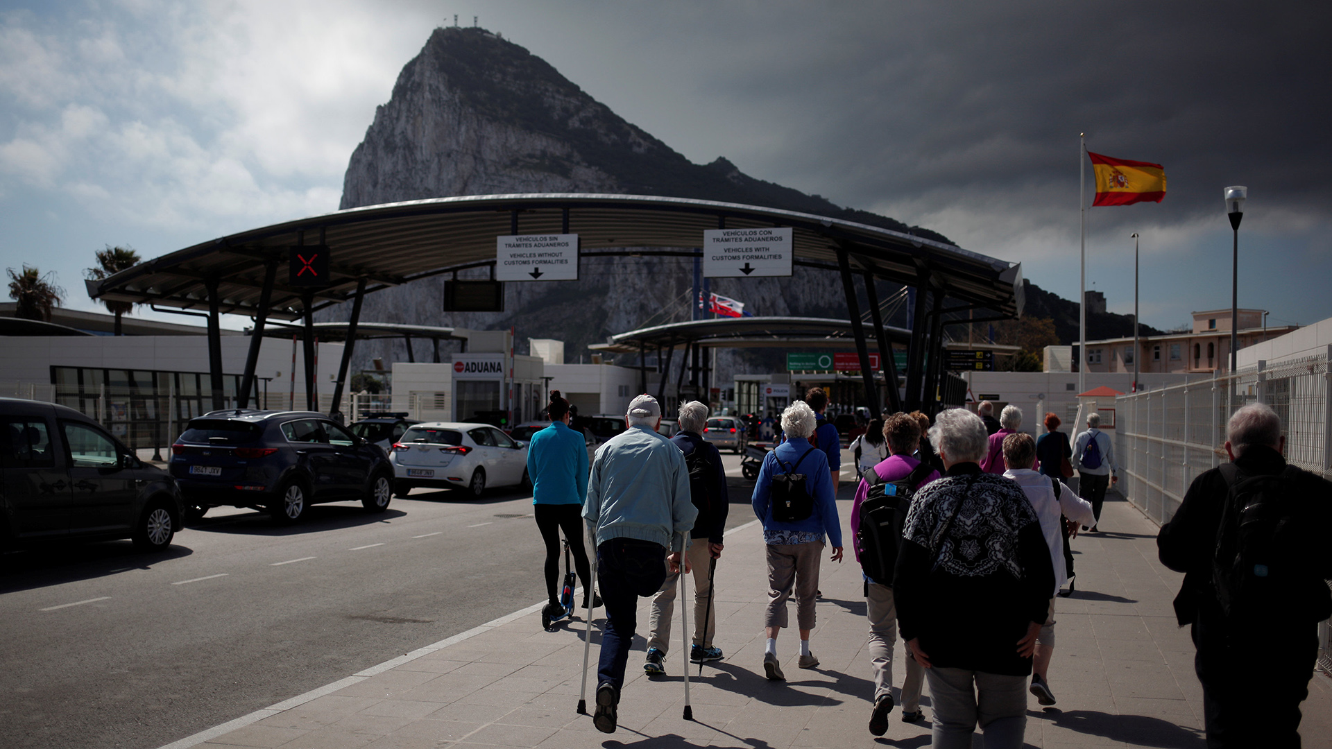 Gibraltar acusa a España de causar atascos de tráfico en la frontera