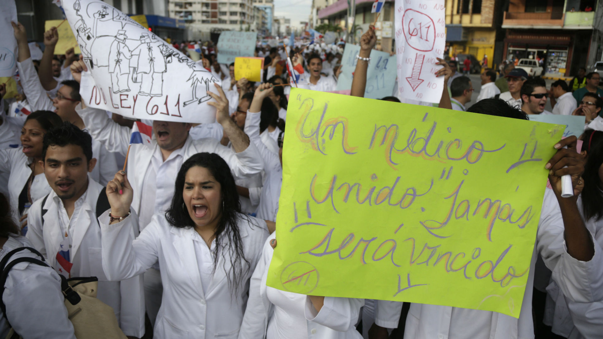 Huelga médica mantiene paralizados a varios hospitales en Panamá