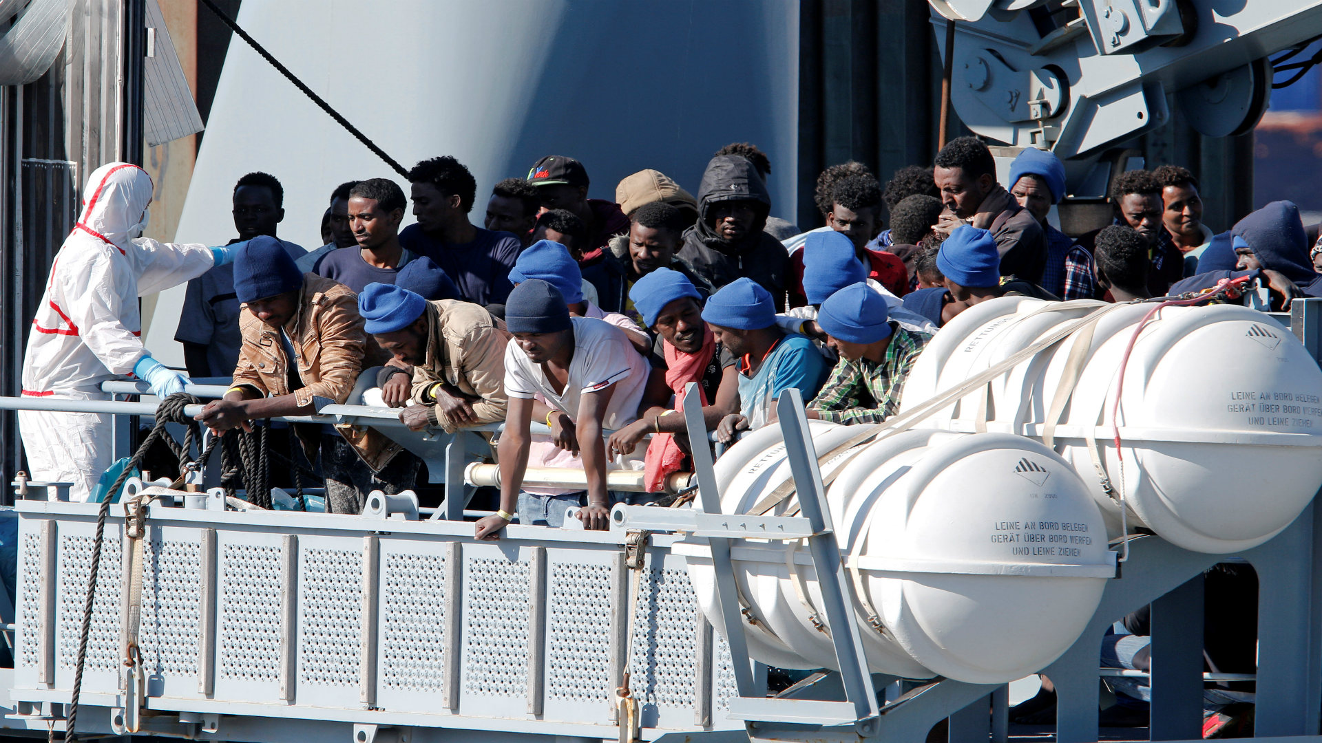Parte de los 8.000 migrantes rescatados en el mar empiezan a llegar a Italia