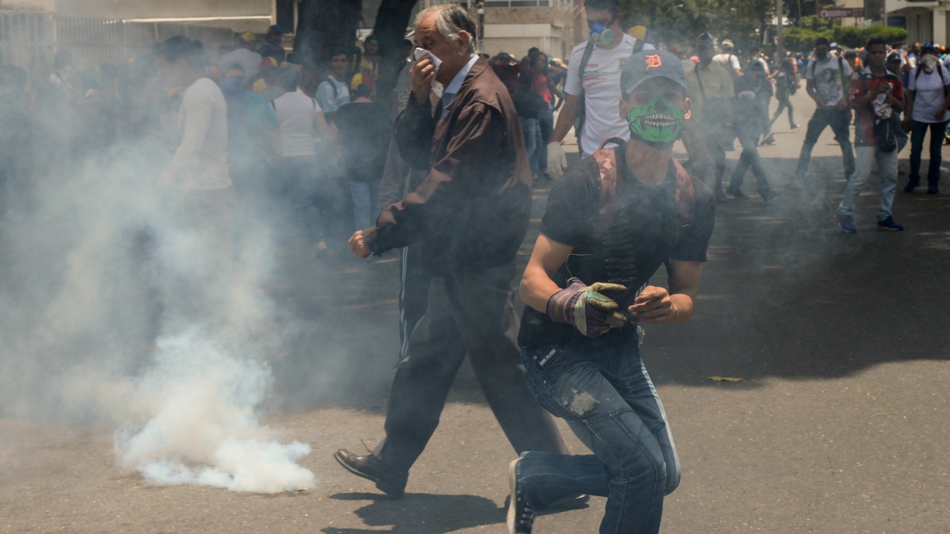 Venezuela responde a la 'madre de las toda las marchas' con bombas lacrimógenas