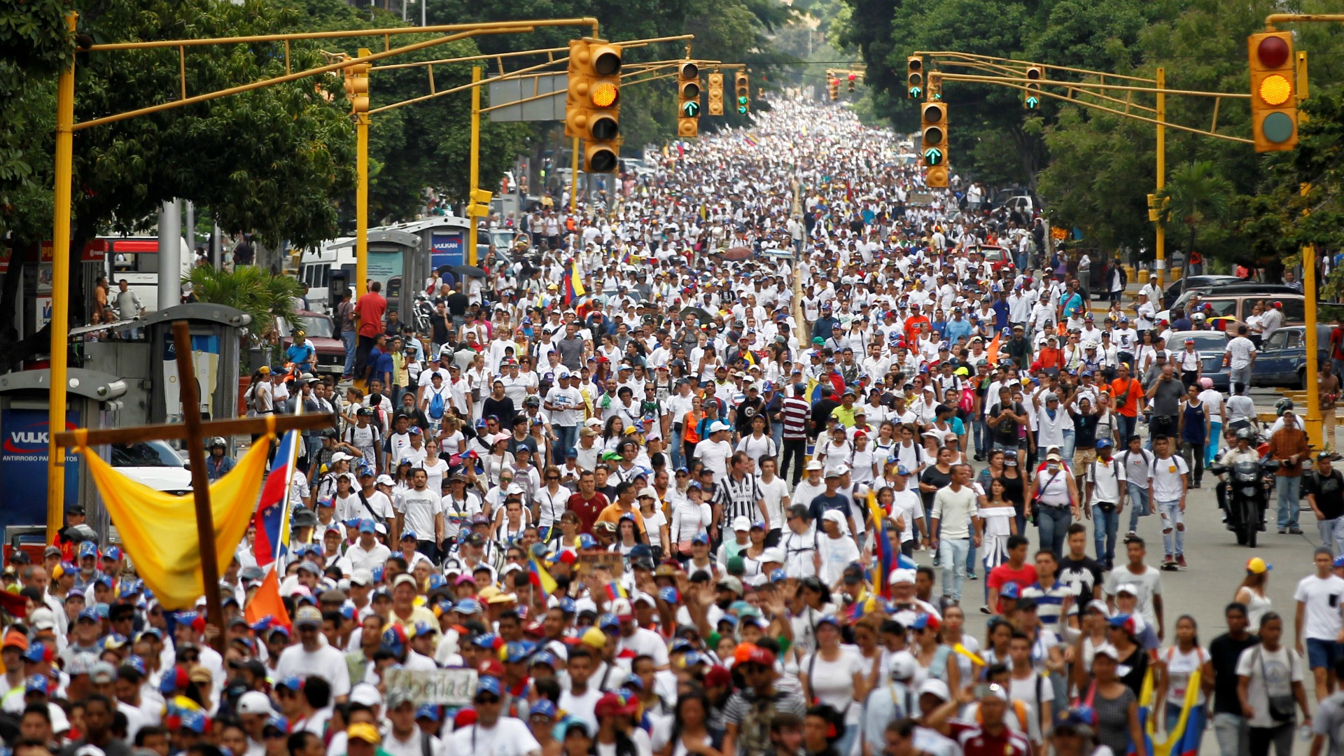 La oposición venezolana asegura que continuará con las protestas hasta «revertir el golpe»