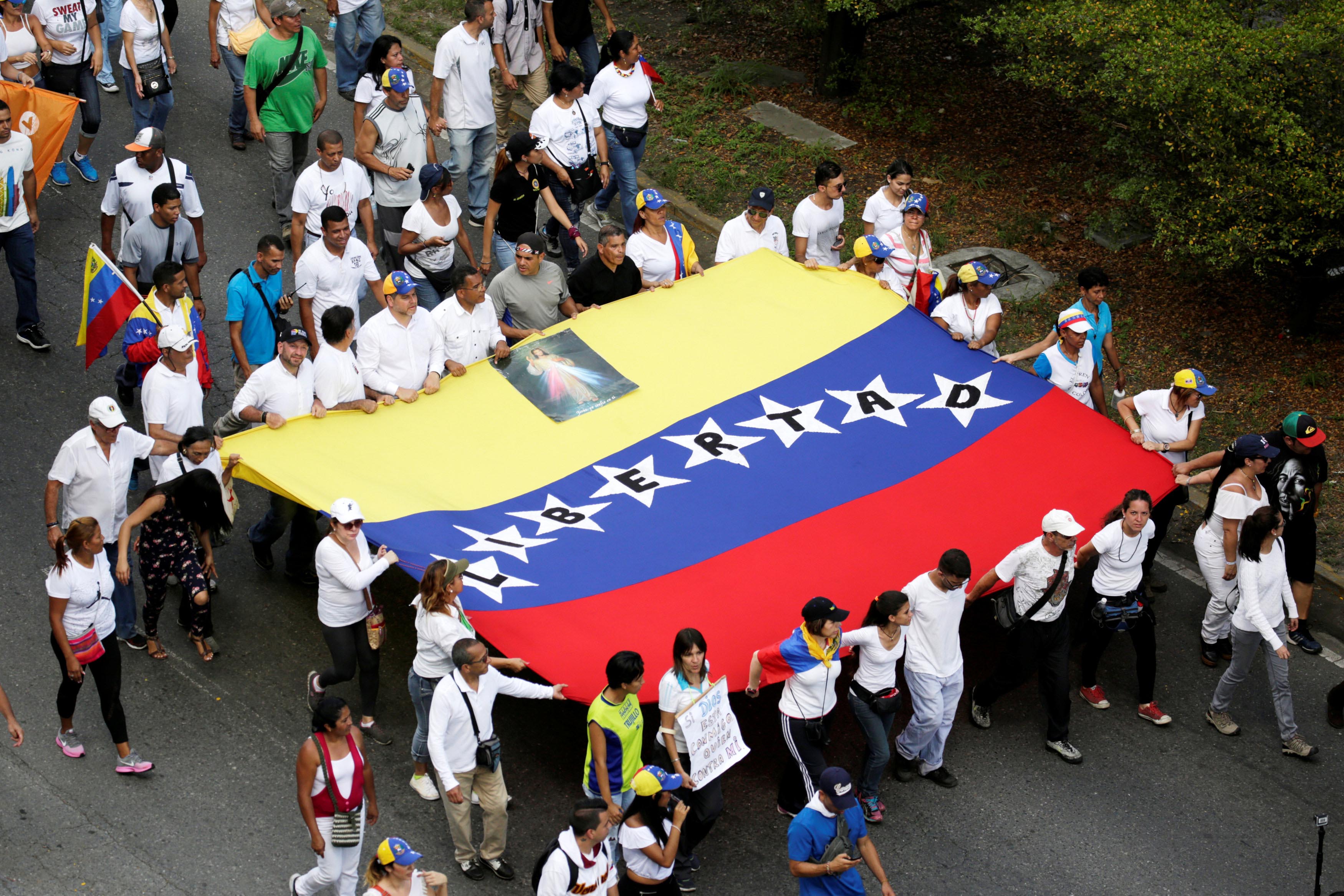 La oposición venezolana asegura que continuará con las protestas hasta "revertir el golpe" 1