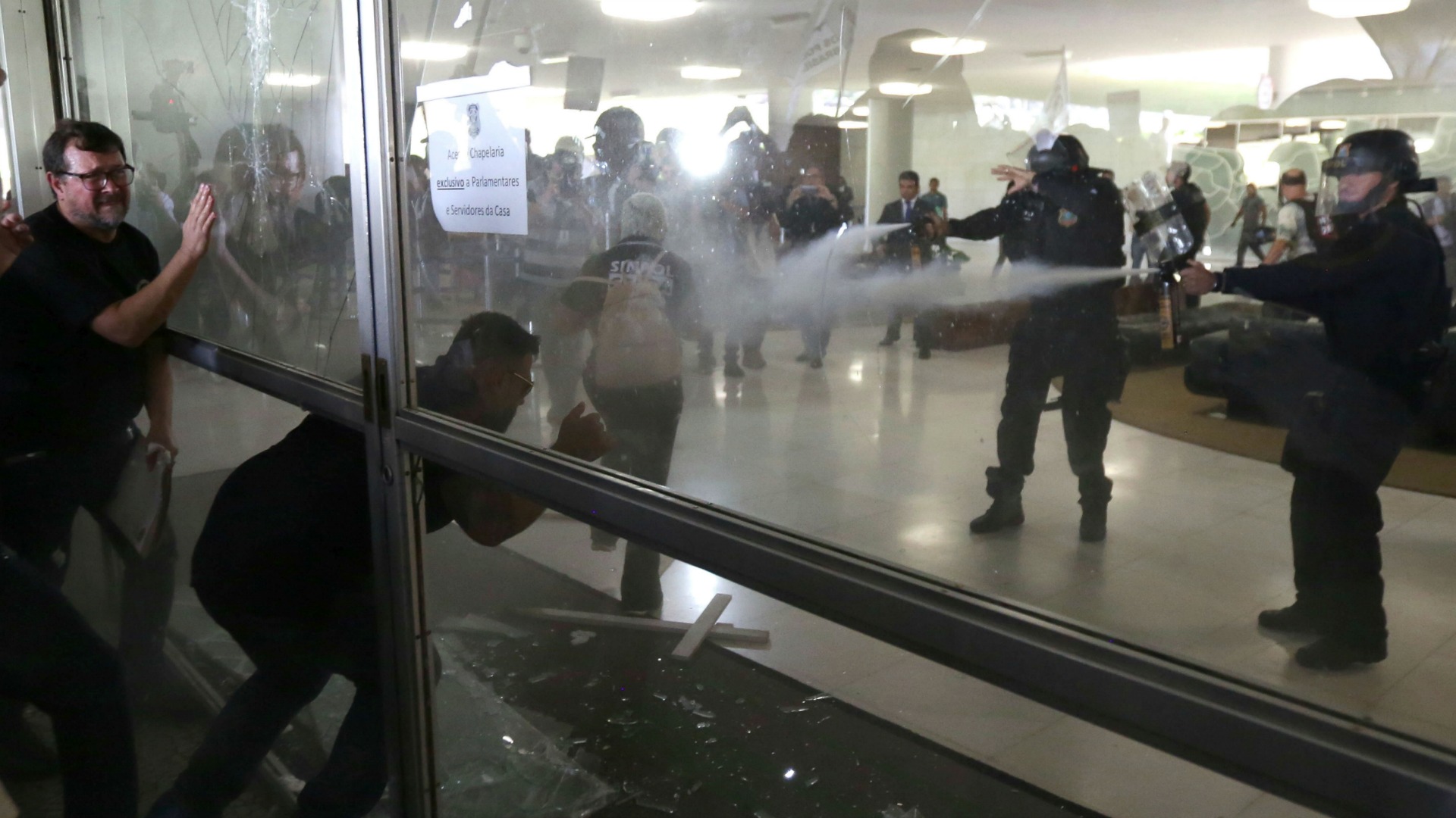 La policía federal intenta entrar por la fuerza en el Congreso brasileño