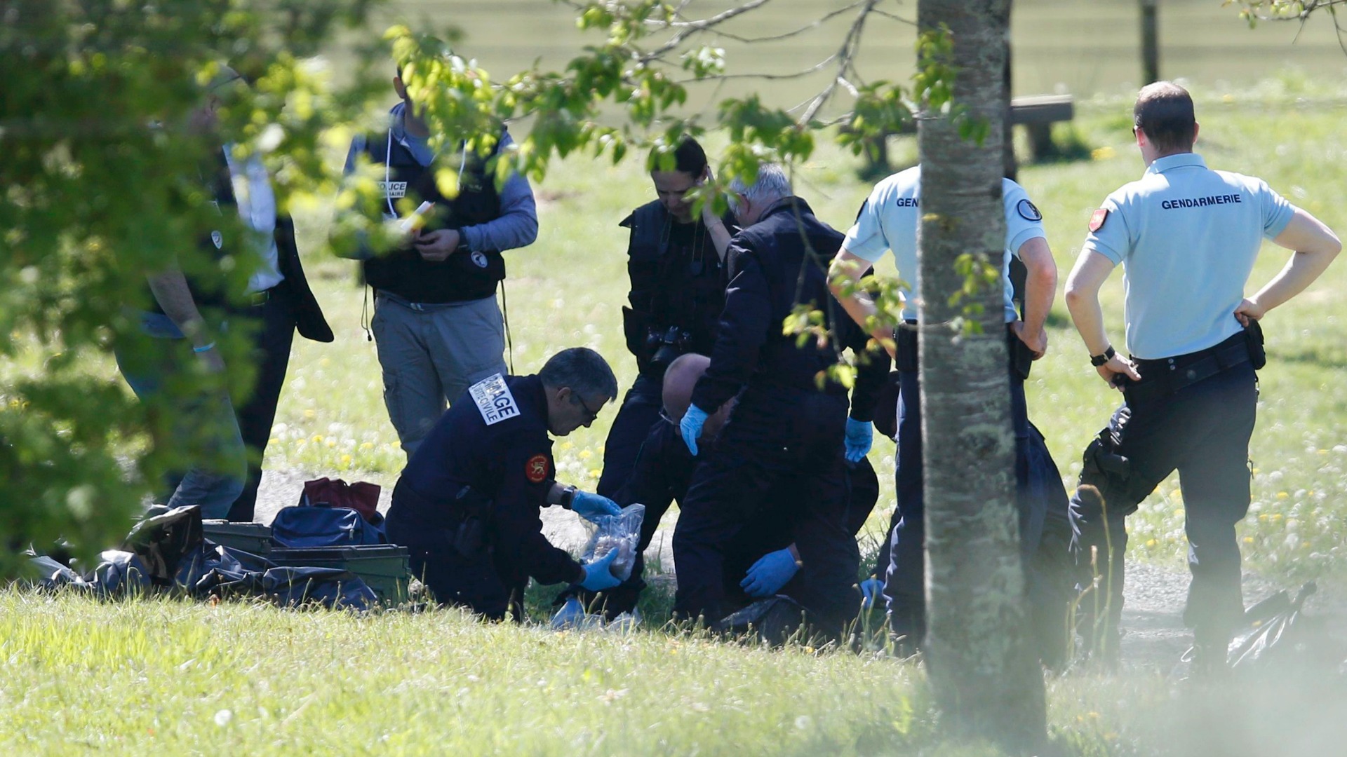 La policía francesa halla más de tres toneladas de armas y explosivos en los zulos señalados por ETA