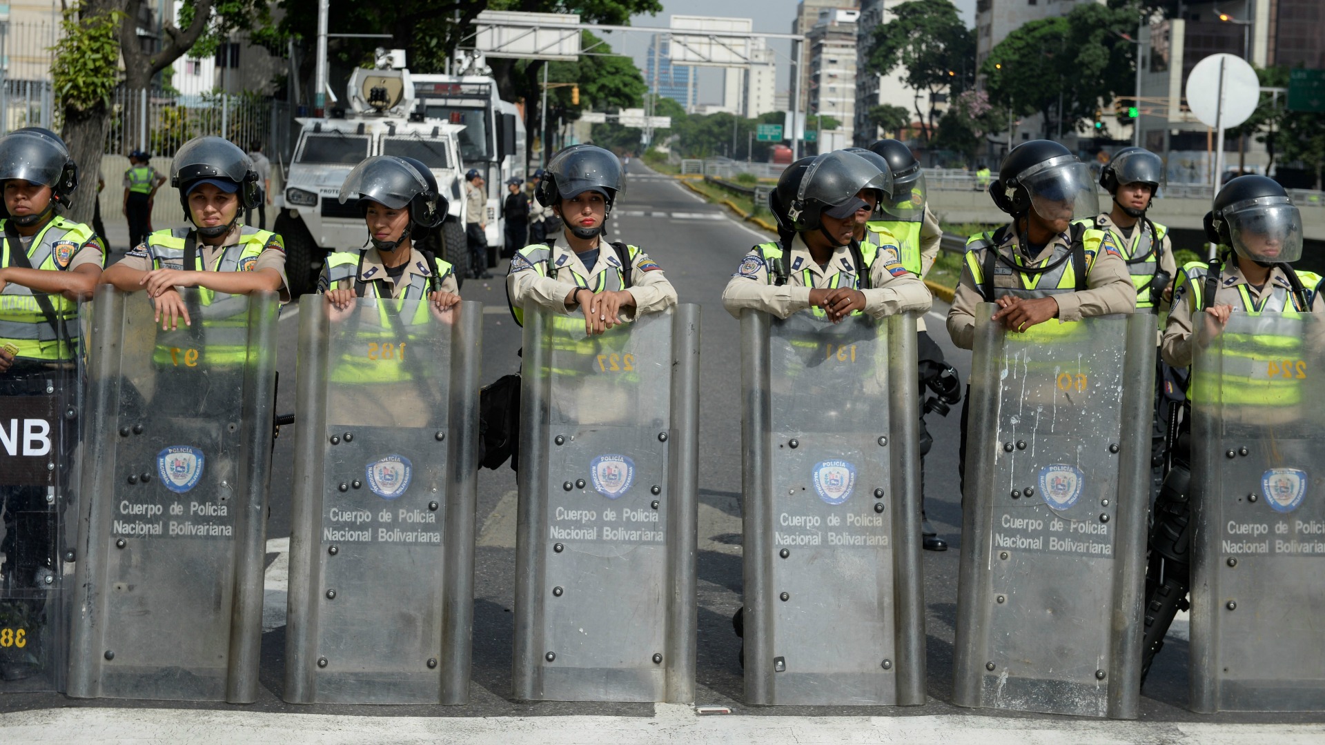 La policía y los militares venezolanos se preparan para las marchas en Caracas