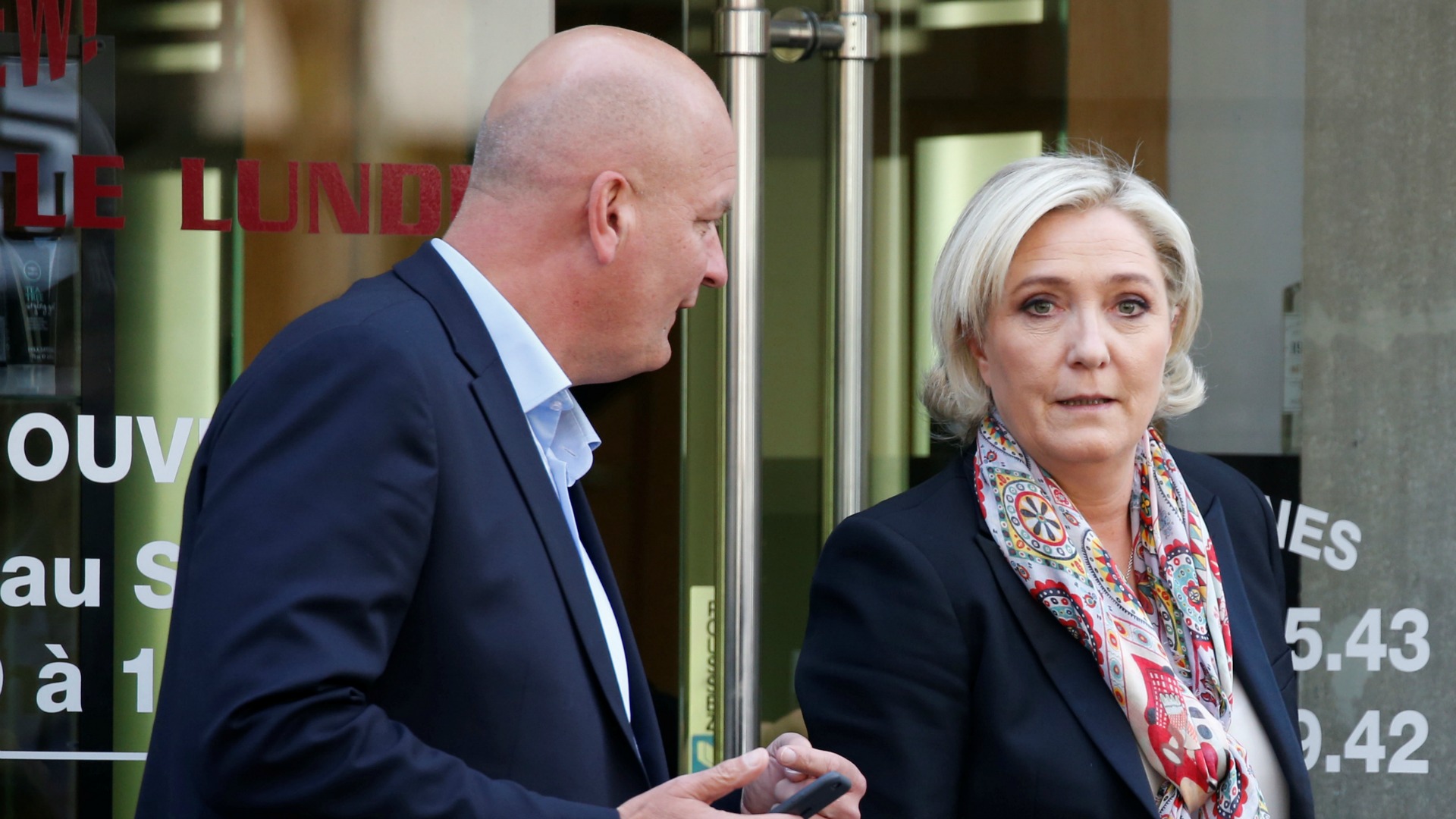 Le Pen abandona la presidencia del Frente Nacional
