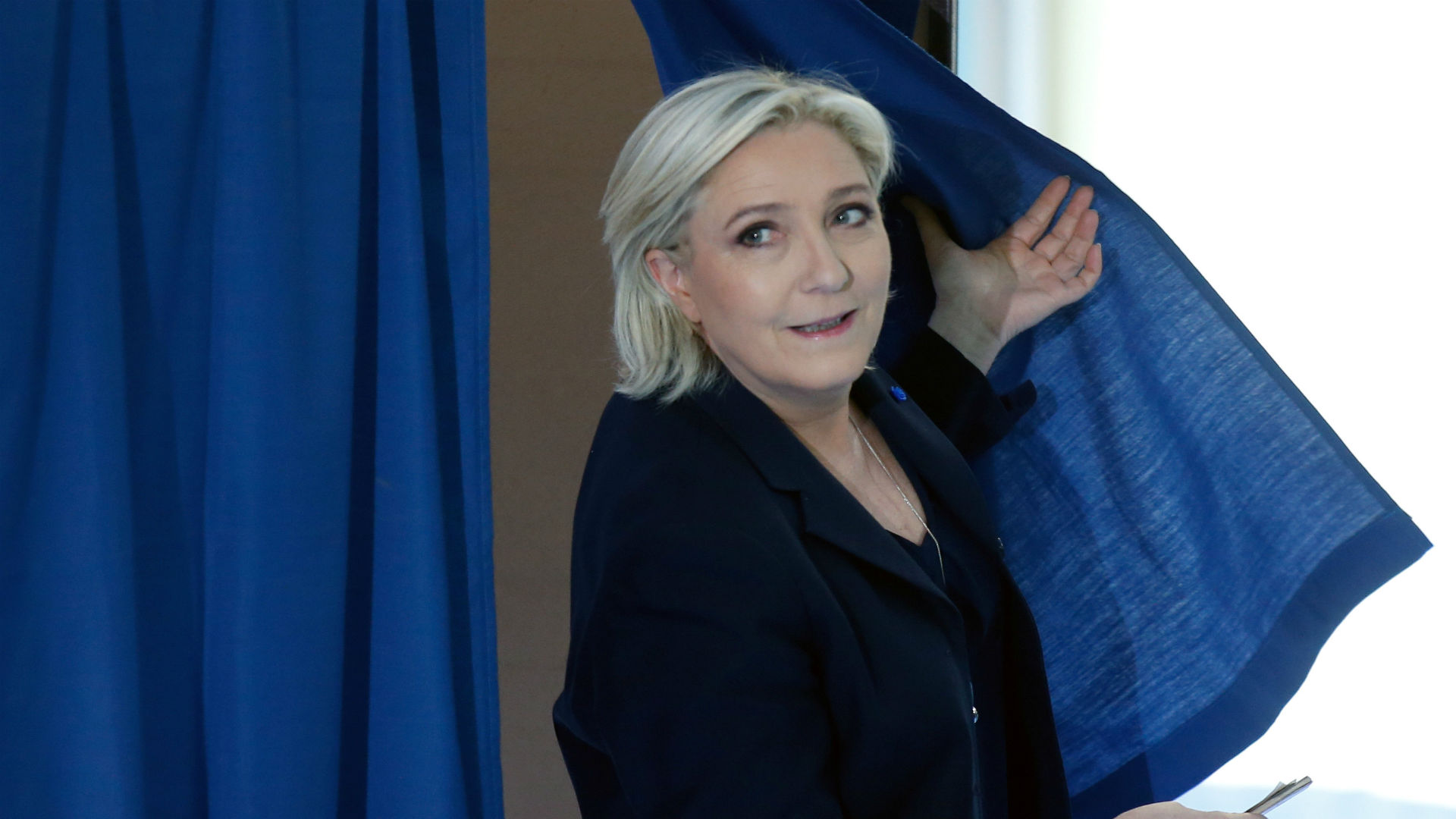 Le Pen sorprende a Macron al visitar la misma fábrica en crisis