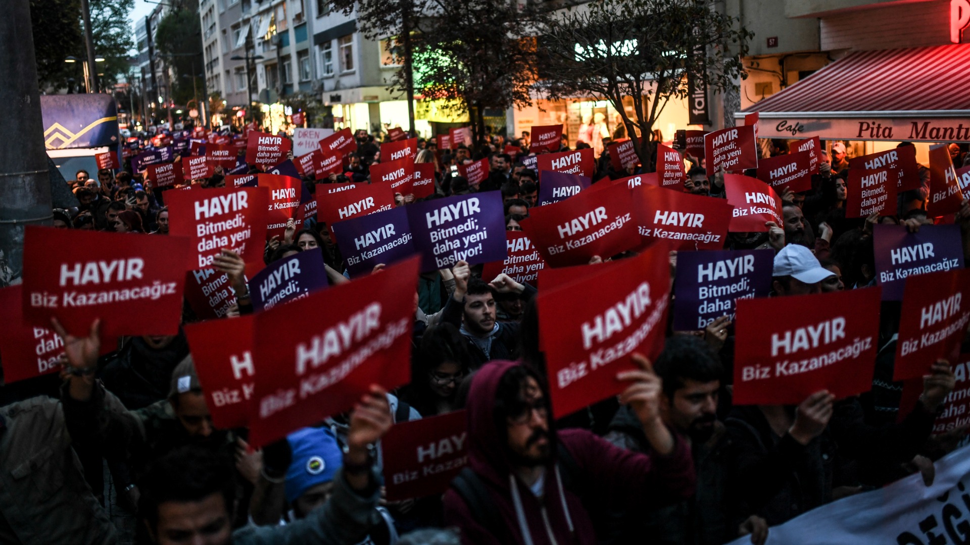 Miles de defensores del 'no' en Turquía se manifiestan en Estambul