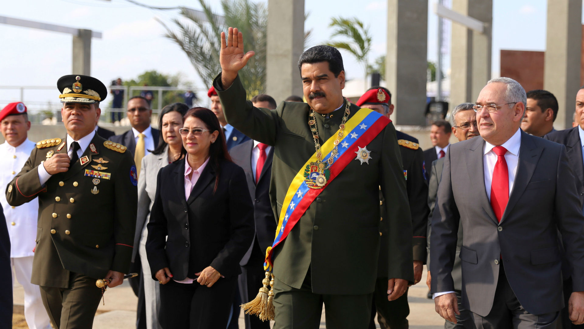 Maduro es atacado con objetos y abucheado tras un desfile militar en Venezuela