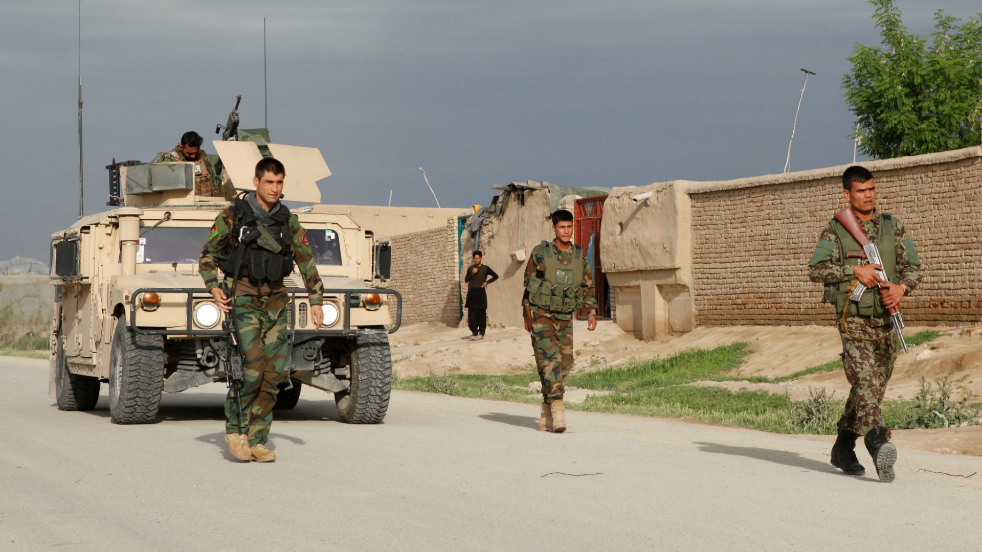 Más de 50 soldados afganos mueren en un ataque talibán a una base militar