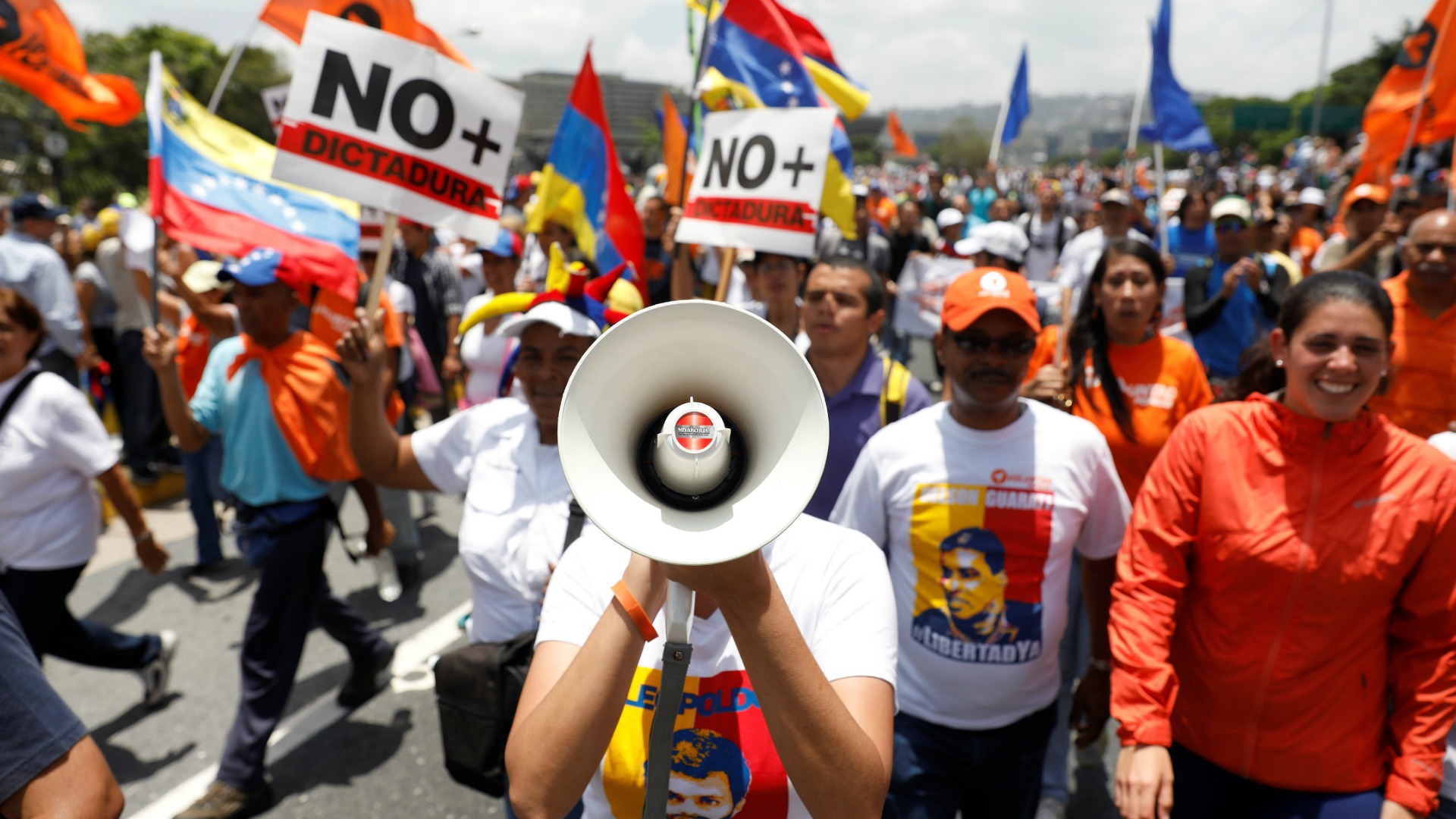 Miles de opositores cierran la autopista de Caracas contra "golpe" del Supremo
