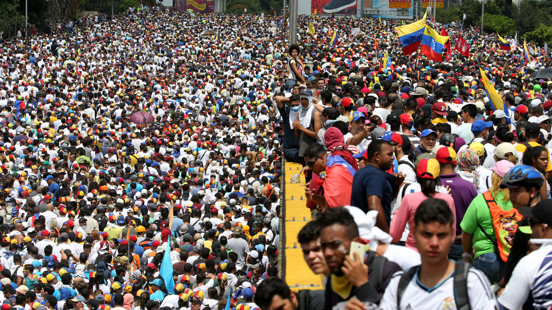 Mueren tres personas en las protestas en Venezuela y se convoca a una nueva marcha
