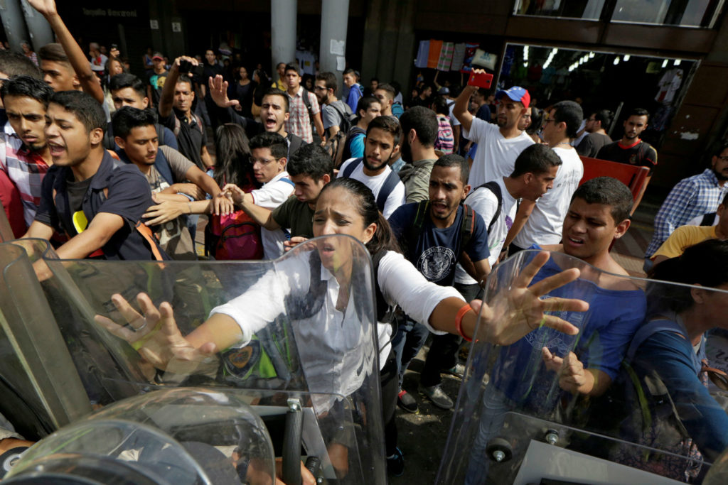 Nicolás Maduro respalda que el TSJ asuma las funciones del Parlamento 2