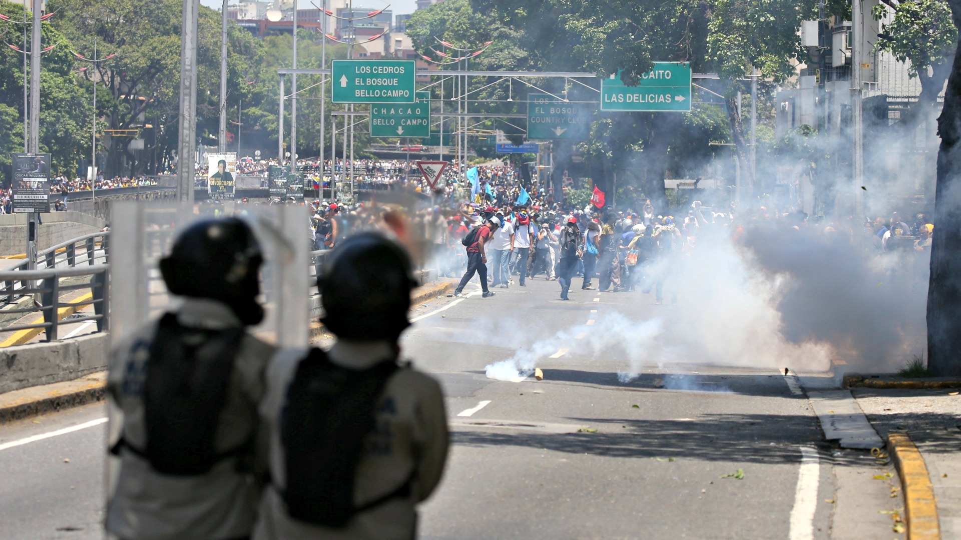 Nuevos enfrentamientos entre la policía venezolana y opositores a Maduro 1