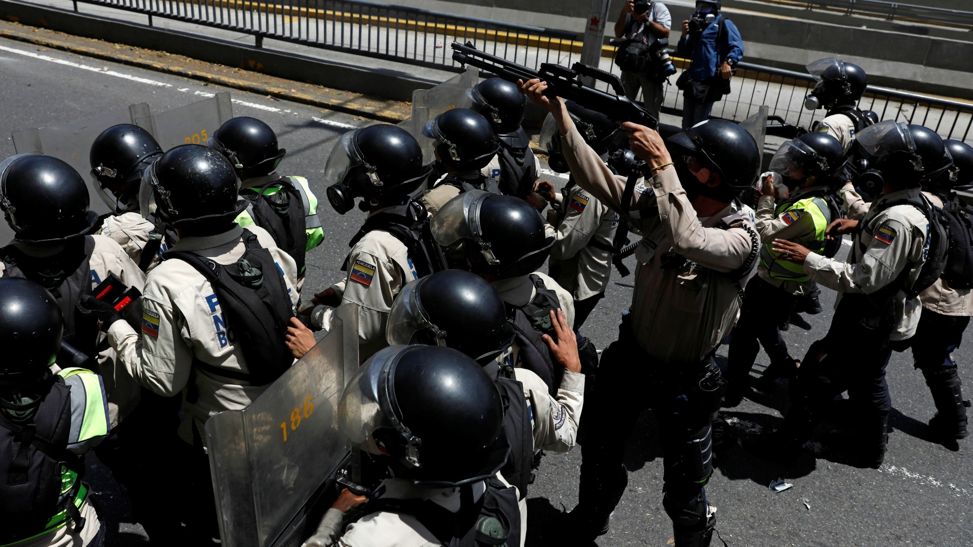 Nuevos enfrentamientos entre la policía venezolana y los opositores a Maduro