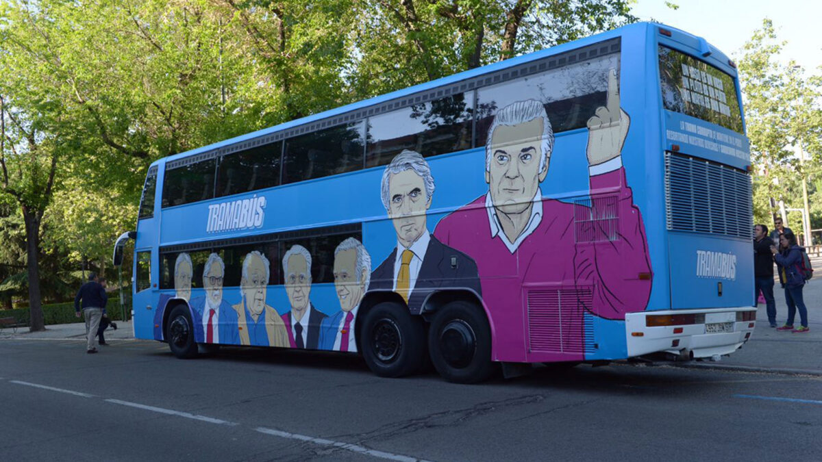 Autobús azul, autobús morado