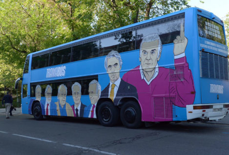 Autobús azul, autobús morado