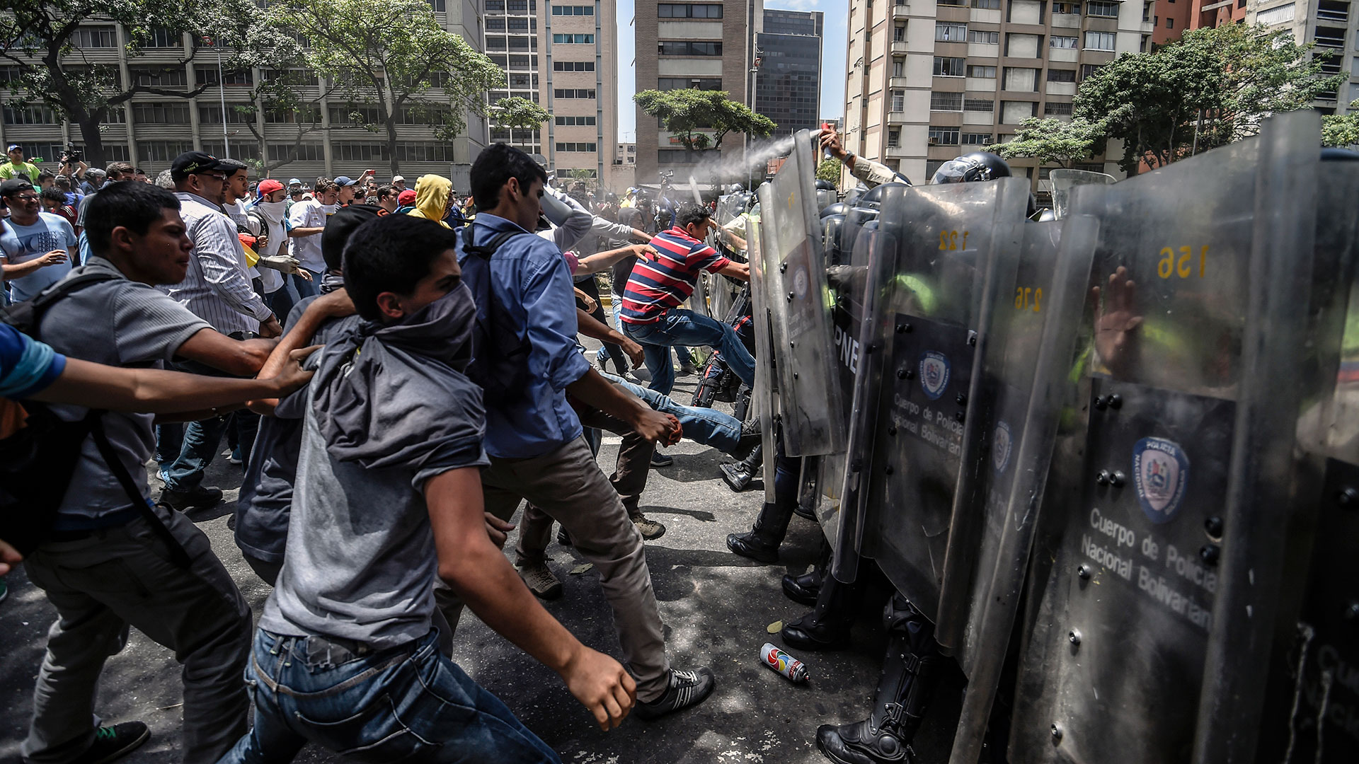 La policía venezolana disuelve una marcha opositora e impide el acceso al Parlamento