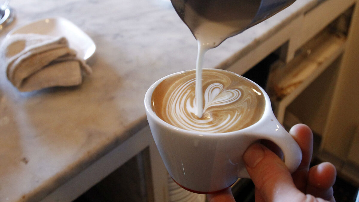 Por qué deberías añadir sal al café en lugar de azúcar