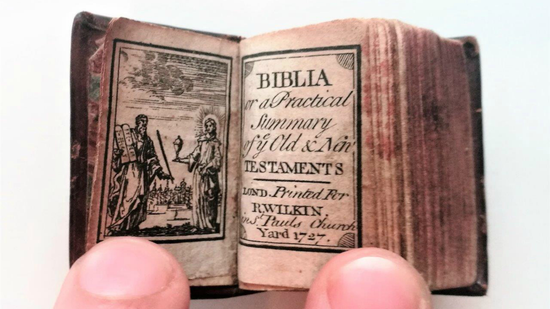 Sale a subasta la Biblia más pequeña del mundo