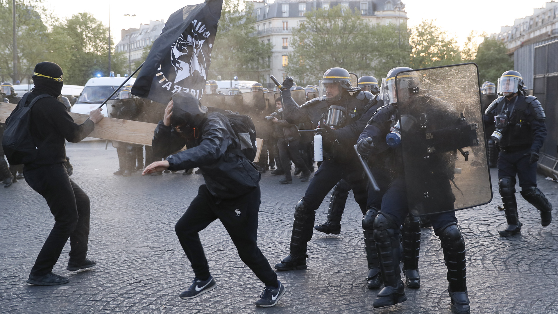 Seis heridos y 29 detenidos por las protestas contra el resultado electoral en París 1