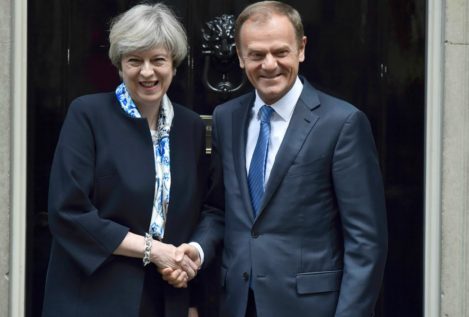 Theresa May traslada a Tusk que la soberanía de Gibraltar no es negociable