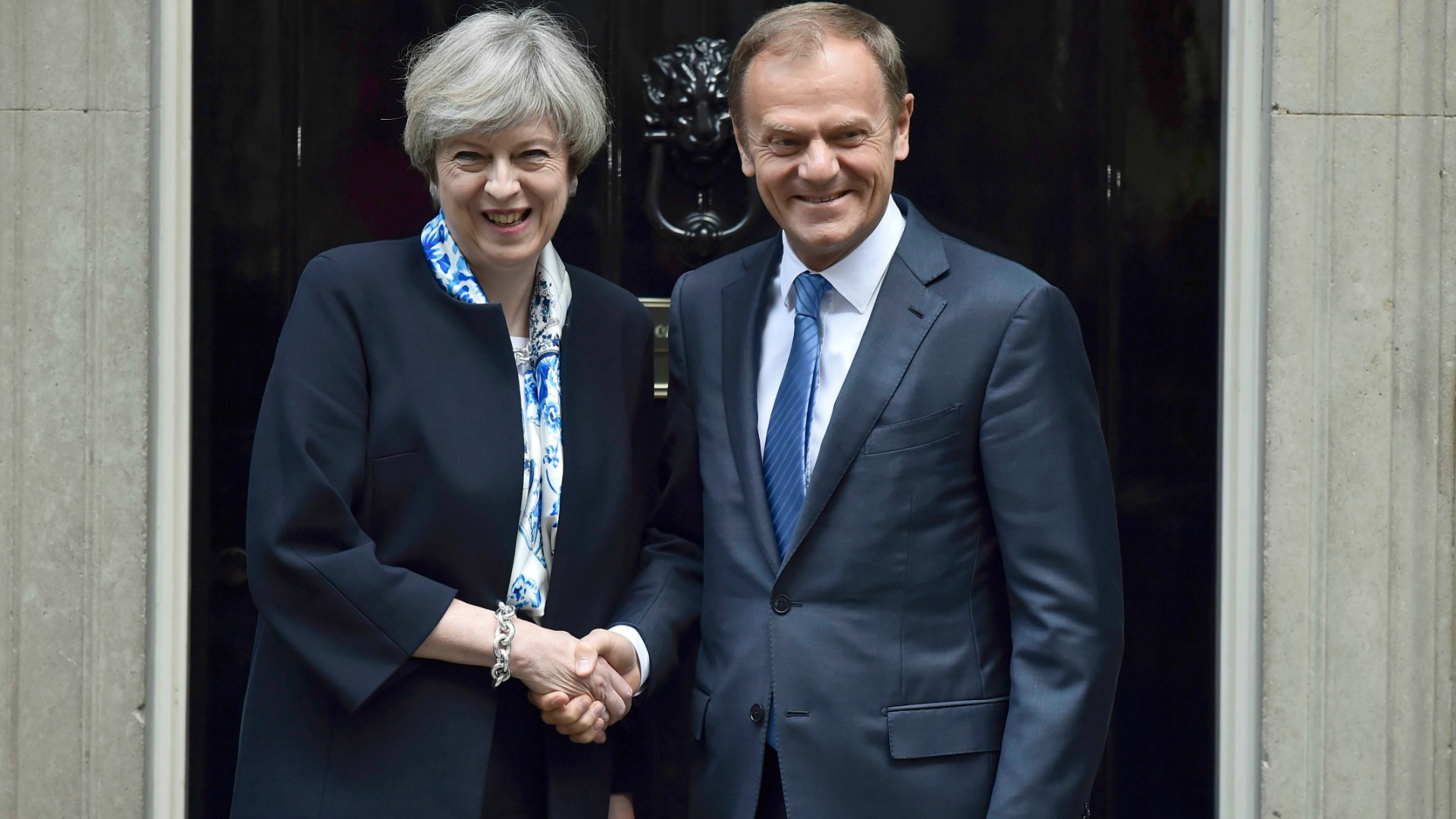 Theresa May traslada a Tusk que la soberanía de Gibraltar no es negociable