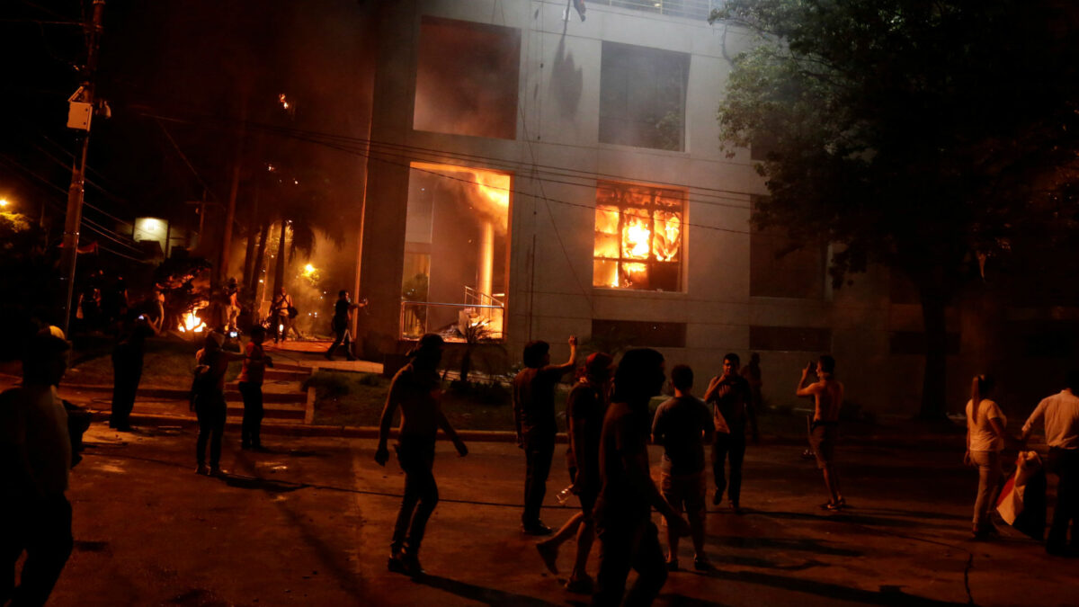 Un grupo de manifestantes toma el Congreso de Paraguay para “evitar una dictadura”