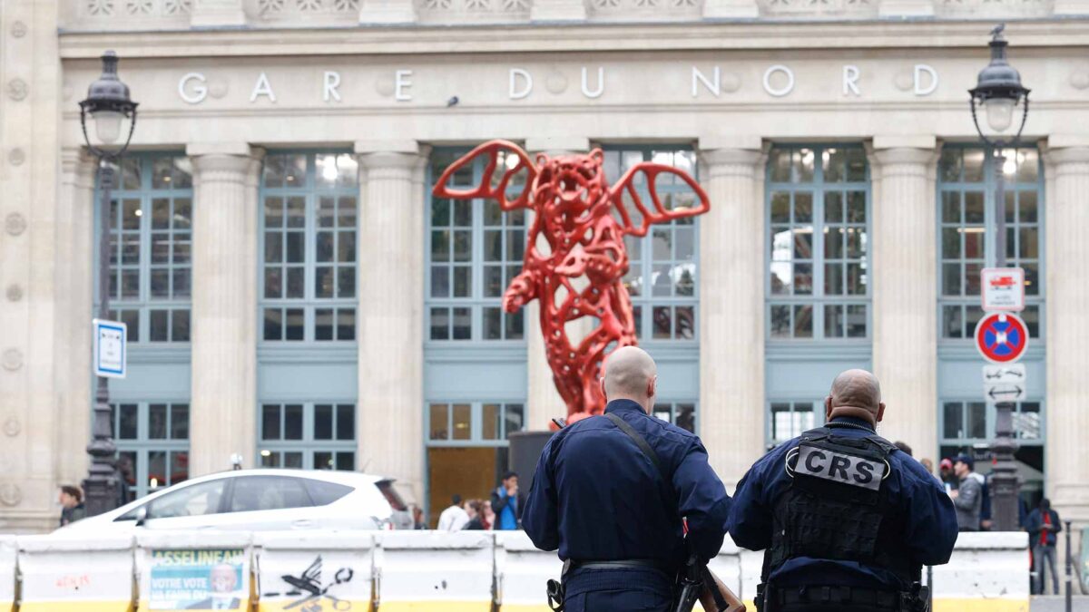 Un hombre armado con cuchillo siembra el pánico en una estación de París