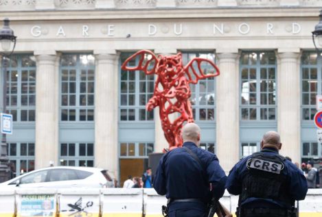 Un hombre armado con cuchillo siembra el pánico en una estación de París