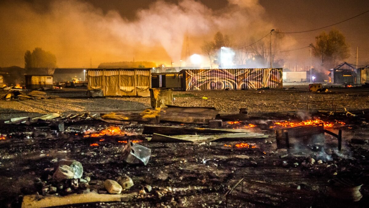 Un incendio en un campo de inmigrantes en Francia causa una decena de heridos