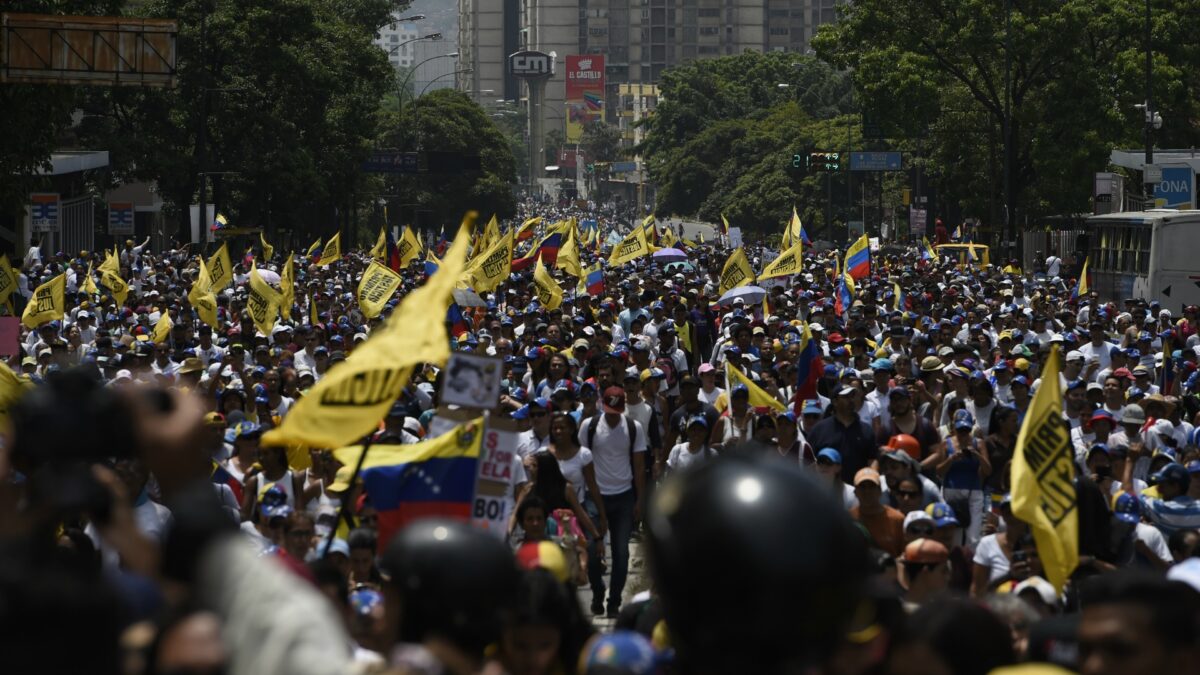 Un opositor herido de bala en las manifestaciones de Caracas