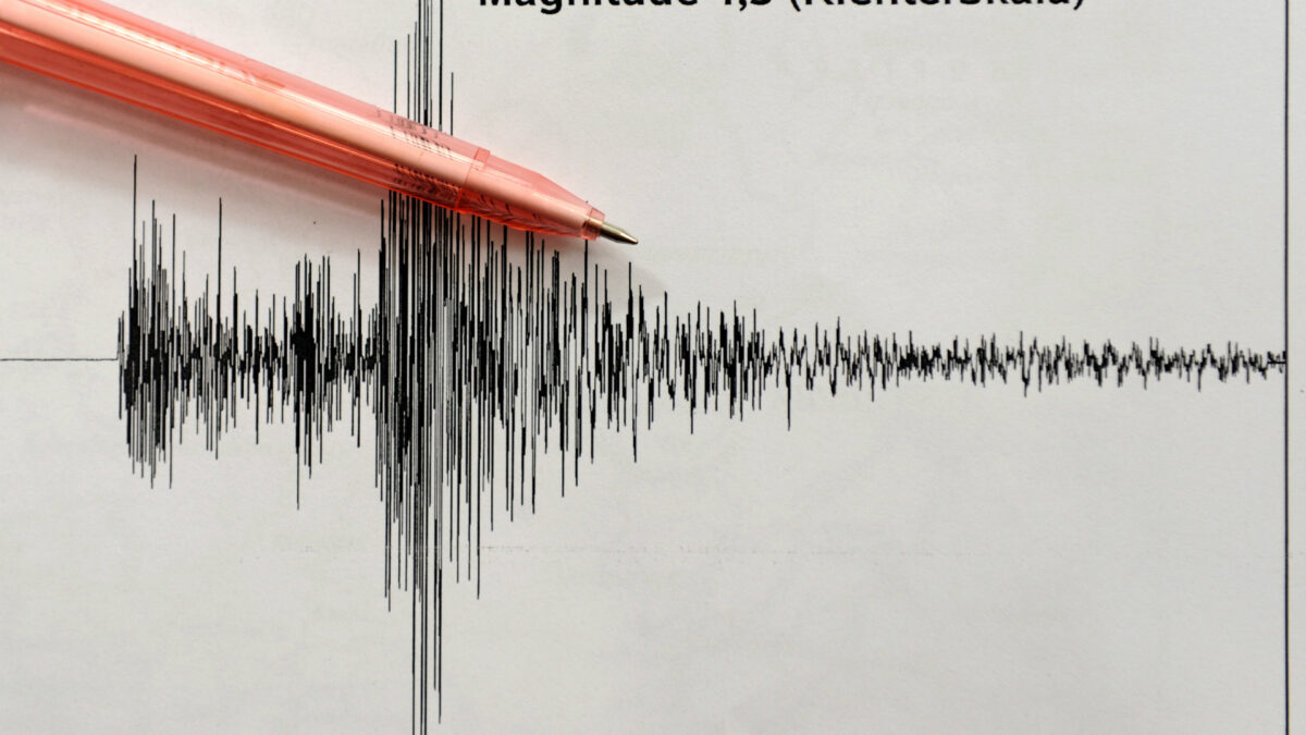 Un terremoto en Irán causa al menos dos muertos y destruye varios pueblos